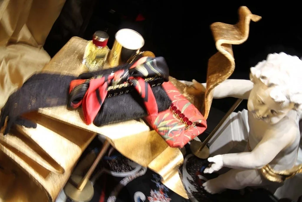 Die Besonderen: Weihnachtsmarkt in München 2 Christmas - Schaufenster mit Geschenken