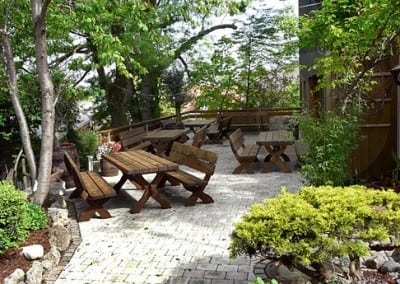 gemütliche Sitzecken im Freien im Biergarten im Landhotel zur Post in Hofstetten, Ammersee
