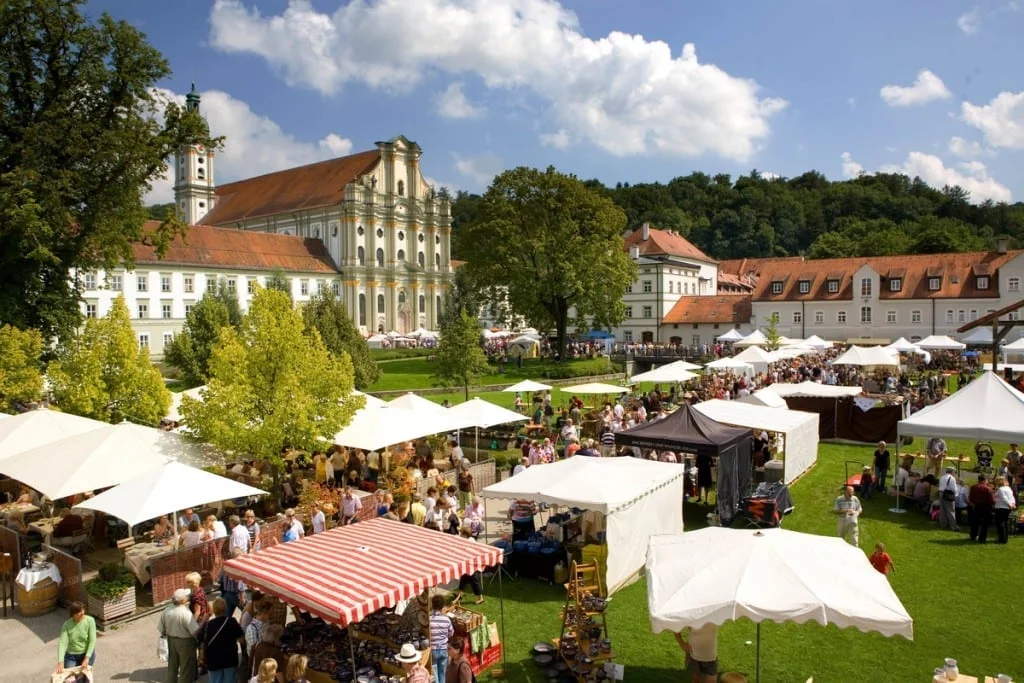 Die Aussenanlage des Veranstaltungsforum fürstenfeld im Klosterareal Fürstenfeldbruck