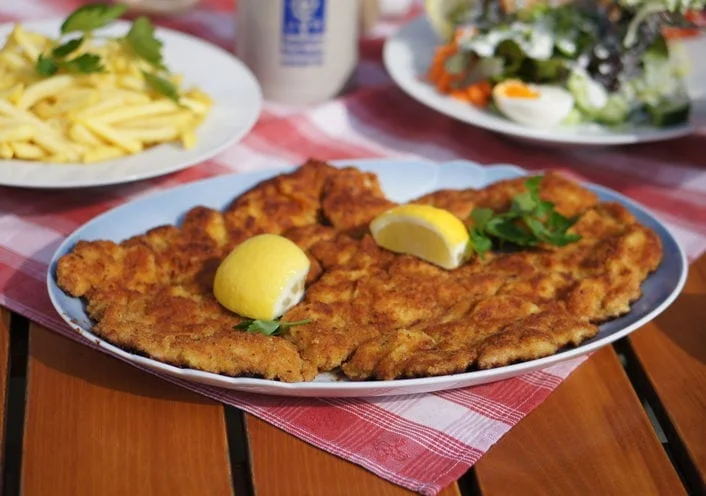 riesenschnitzel und jede menge kreativer spezialmenüs - die gasthof zur post in herrsching am ammersee, fünfseenland, bayern