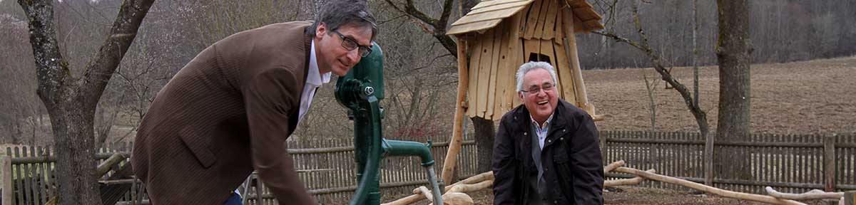 aktion im Jexhof Museum - der Kinderspielplatz mit Matschplatz und Baumhaus