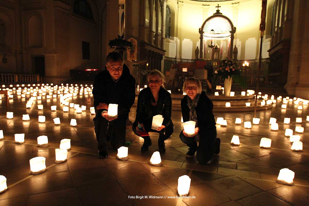 Ostern Lichtinstallation in der Kirche St. Ursula - Gottesdienste