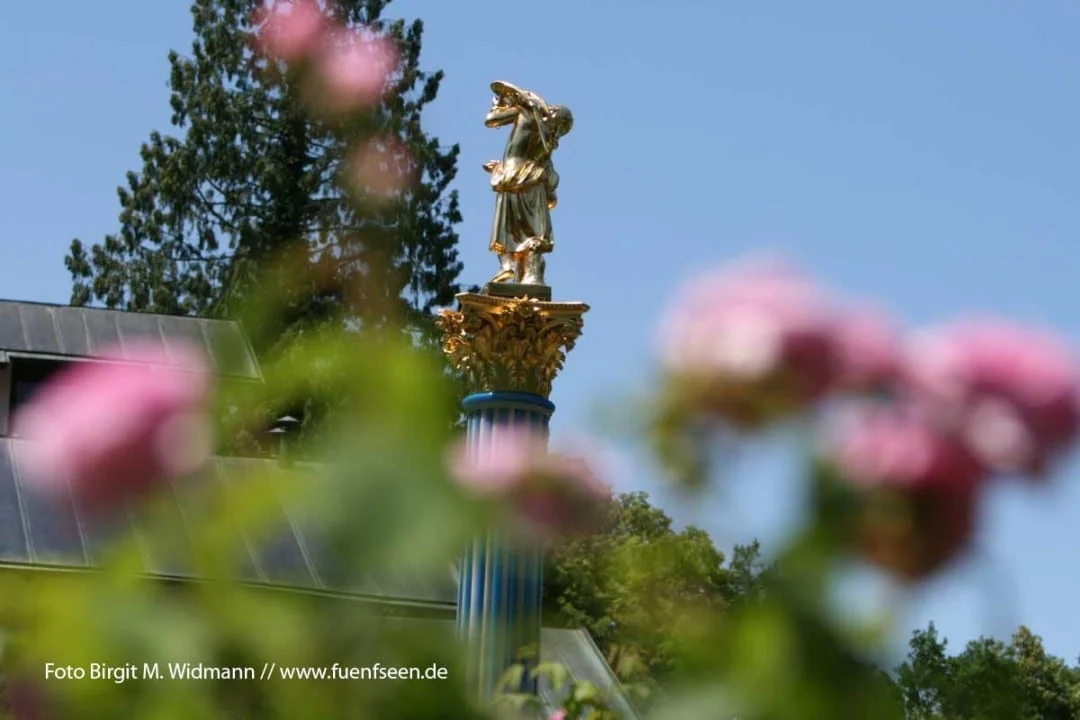 Roseninsel im Starnberger See mit Casino