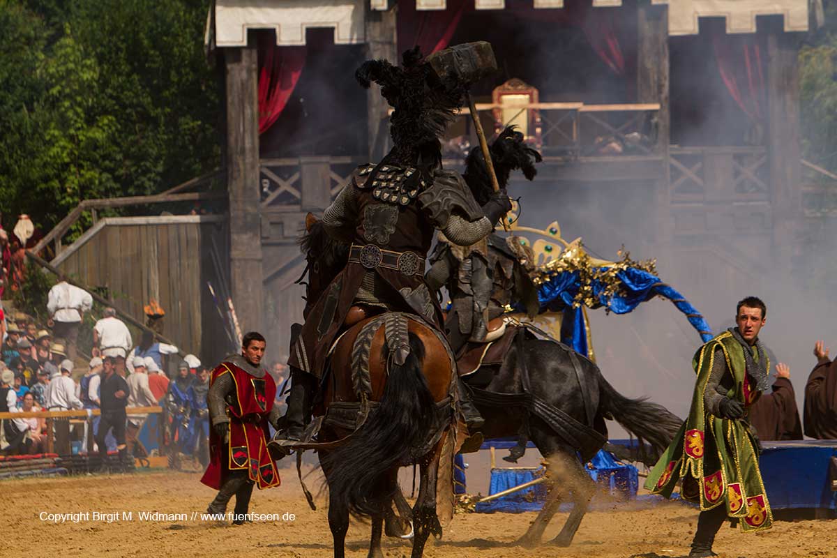 Pferde mit Reiter der Schwarzen Ritter stürmen das Königreich