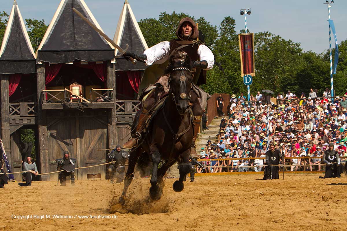 Reiter auf Pferd im Galopp Kaltenberger Ritterspiele