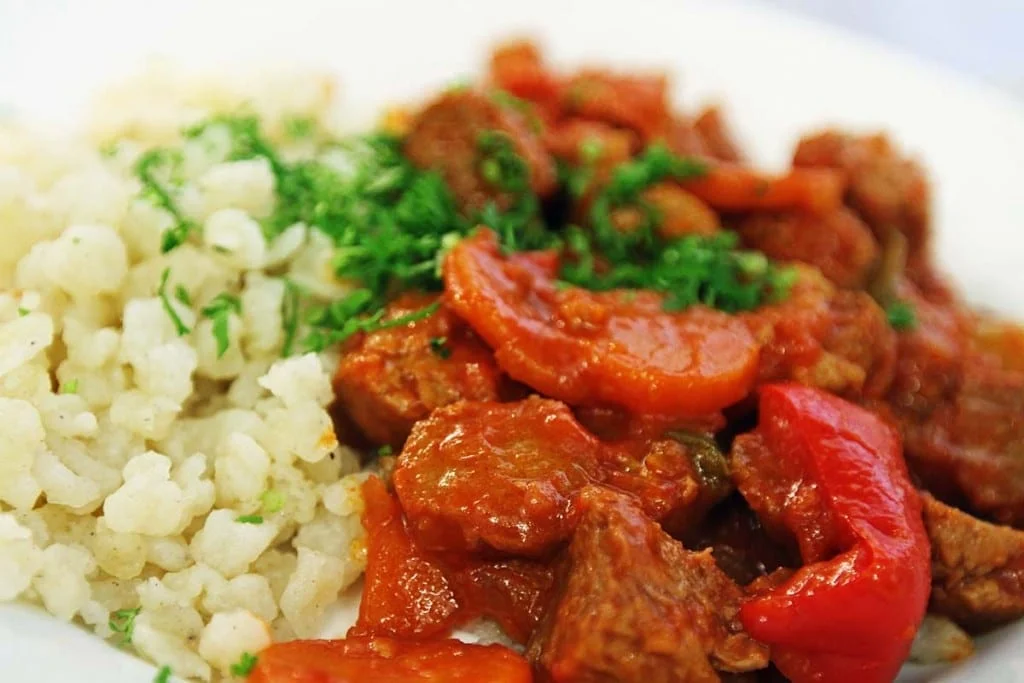 Speisenauswahl im Herzkasperlzelt auf der Oidn Wiesn