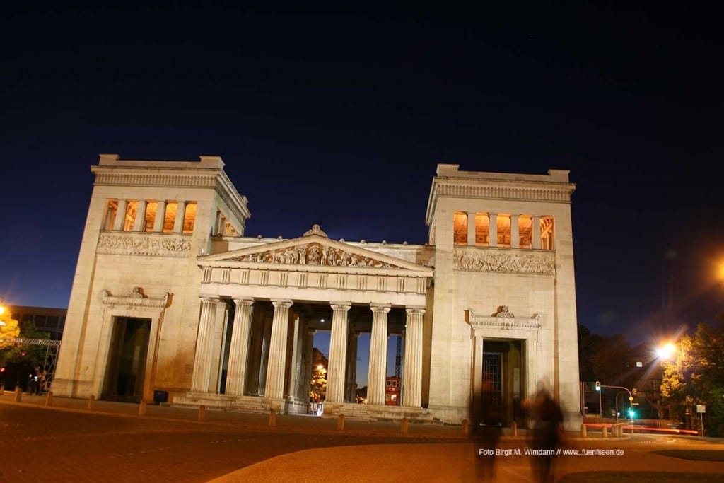 Königsplatz in München bei Nacht.