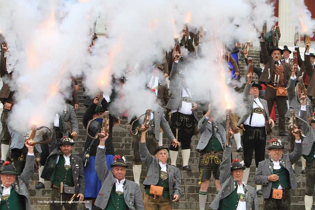 böllerschießen oktoberfest unter der bavaria