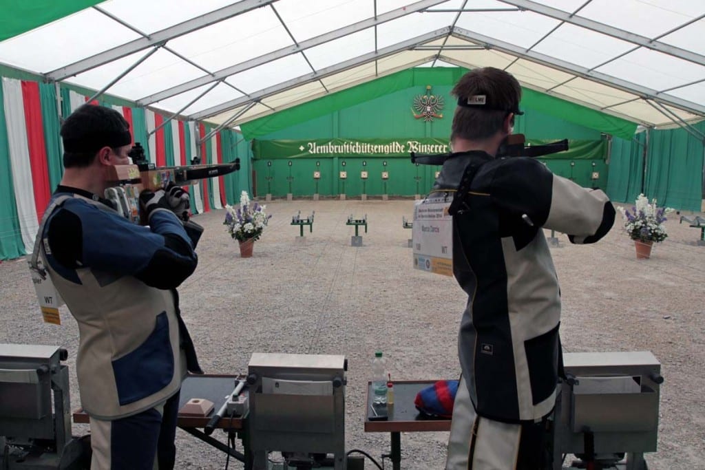 die Armbrustschützen im Schützenfestzelt