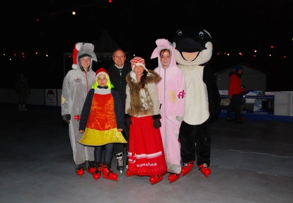 Eröffnung der Eislaufbahn in der Post in Herrsching am Ammersee - Gruppenbild mit Bürgermeister