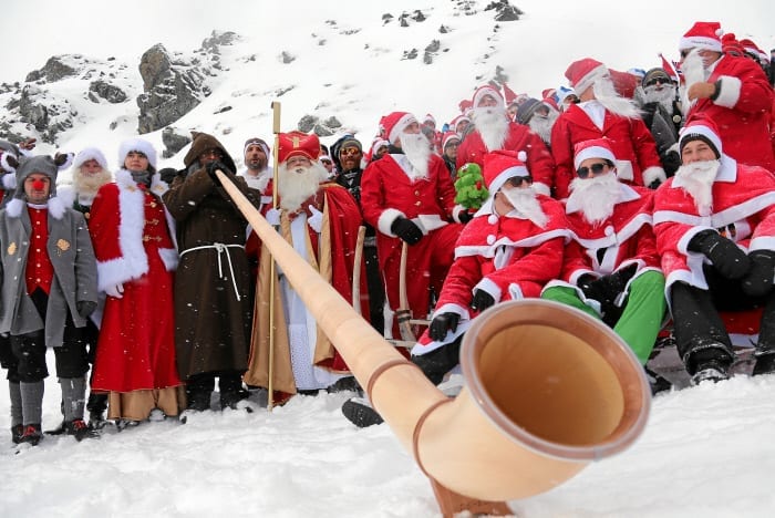 ClauWau Samnaun: Teambild im Samnauner Schnee SAMNAUN, 28NOV15 - Teambild mitten im Skigebiet der Silvretta Arena Samnaun/Ischgl anlaesslich des 15. ClauWau, der sportlich-spassigen Weltmeisterschaft der Nikolaeuse, am 28. November 2015. Impression of the ClauWau, the 15th Santa Claus World Championship, in Samnaun, Switzerland, November 28, 2015. swiss-image.ch/Photo Andy Mettler
