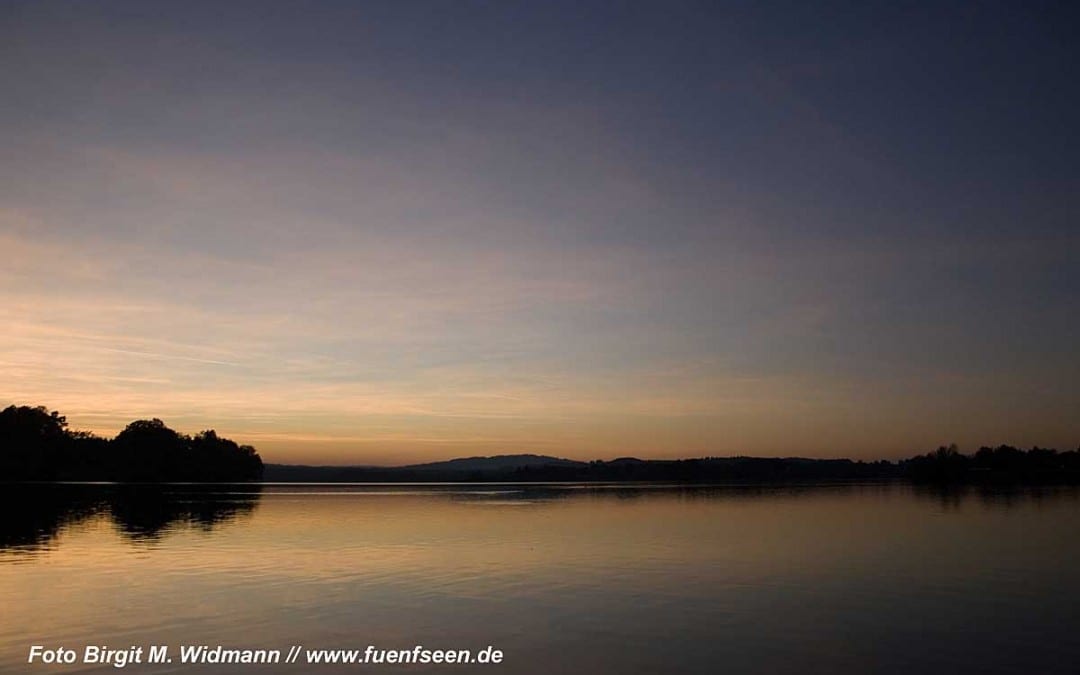 Die Staffelseewirte am Ufer des Staffelsees im Sonnenuntergang
