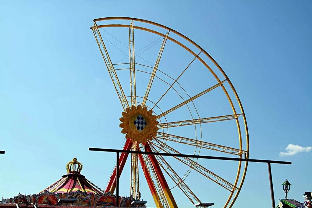 fast fertig der Aufbau des frühlingfests in München