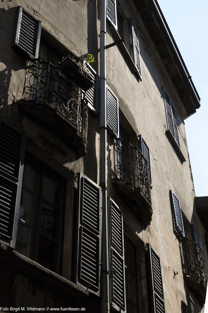 Hausfront in Como mit Balkonen
