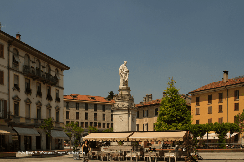 alter Stadtkern Como mit Statue