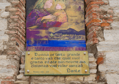 altes Marienbild mit Jesus an Hauswand in Como