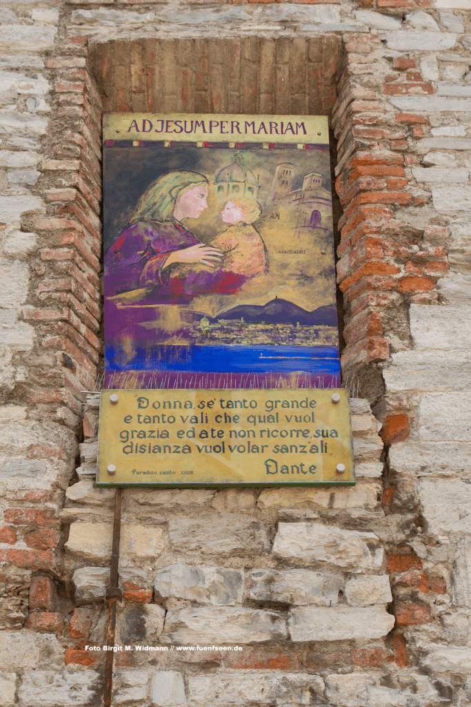 altes Marienbild mit Jesus an Hauswand in Como