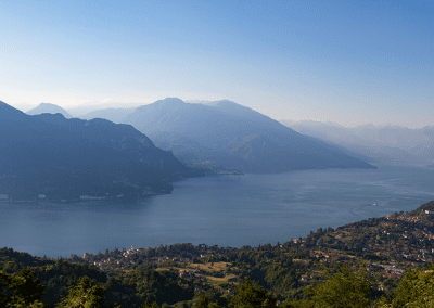 Der Comer See in Italien von oben