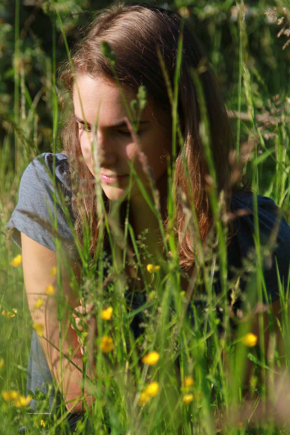 Fotoshooting in der Natur - Profilbilder mit Blumen und Gras als Styleelement