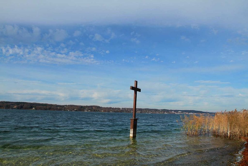 Das König Ludwig Gedenkkkreuz in Berg am Starnberger See