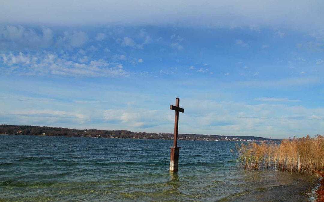 Das König Ludwig Gedenkkkreuz in Berg am Starnberger See