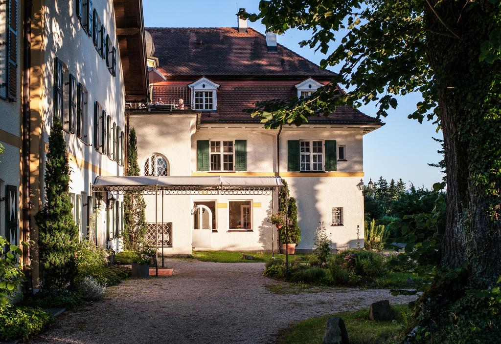 Schlossgut Oberambach GmbH Bio-Hotel & Vitalzentrum Oberambach 1 82541 Münsing