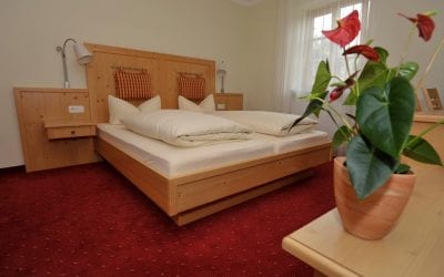 Adressenverzeichnis Tourismus bayerische Seen 29 Landgasthof Drei Rosen, Bernried, Starnberger See