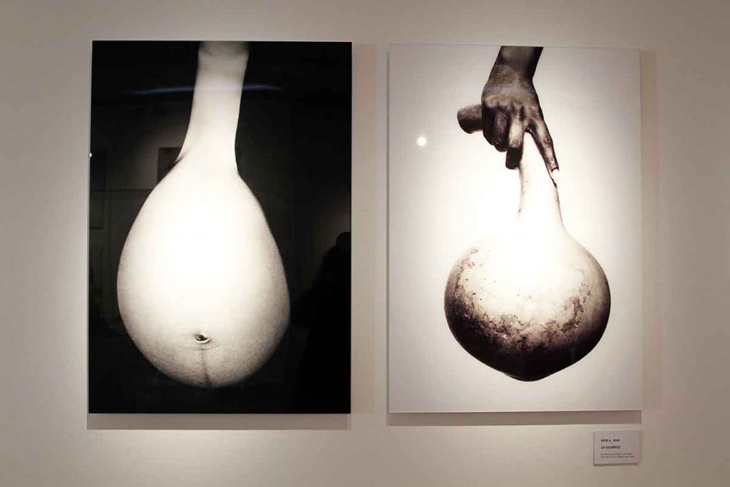 Töchter des Lebens -Angéle Etoundi Essamba 1 kalebassen im Vergleich zum Bauch einer Schwangeren - Werk von Angelé Etoundi Essamba