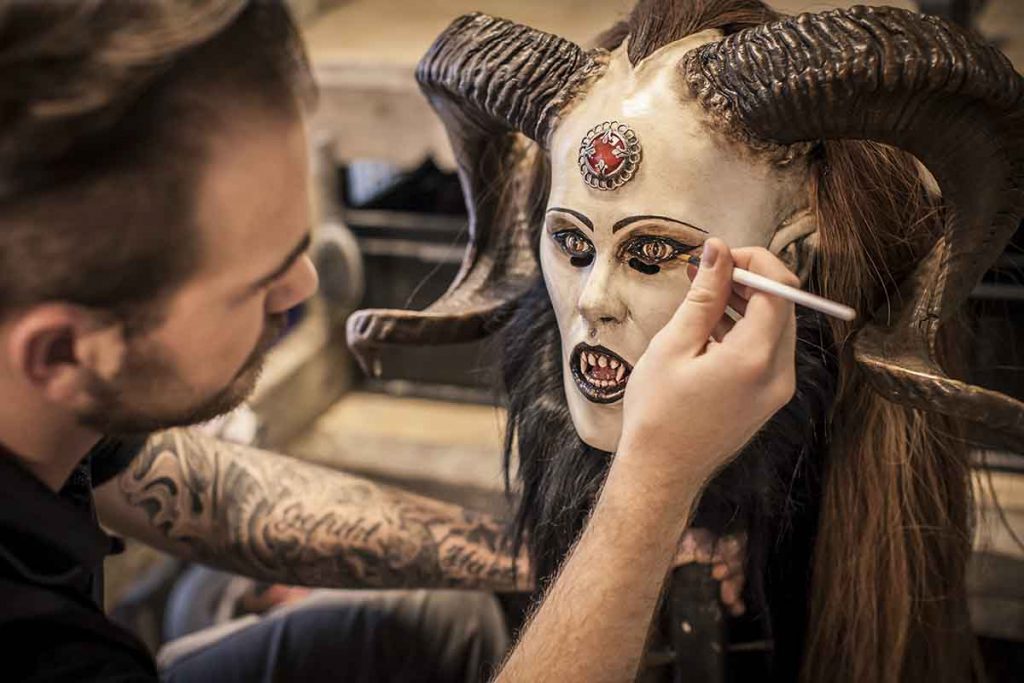 KRAMPUS,MASKEN,Schwarzachtal Pass e.V ; KRAMPUS Verein in Neuburg vorm Wald, Oberpfalz, auf der Schwarzenburg, vor der Schwarzwirhberghütten. und in der Werkstatt von Timm Buckley, DEIFLS WERK. auf der Burg mit den Masken:Timm+Anja Buckley, Familie Chris+Silvie+Tochter Juliane,Mitglieder des Schwarzachtal Pass eV