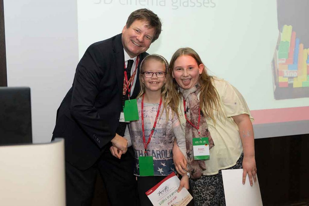 Die-deutschen-Gewinnerinnen-Katharina-und-Arwen-mit-MED-ELL-Chefentwickler-Geoffry-Ball-(c)-MED-ELweb