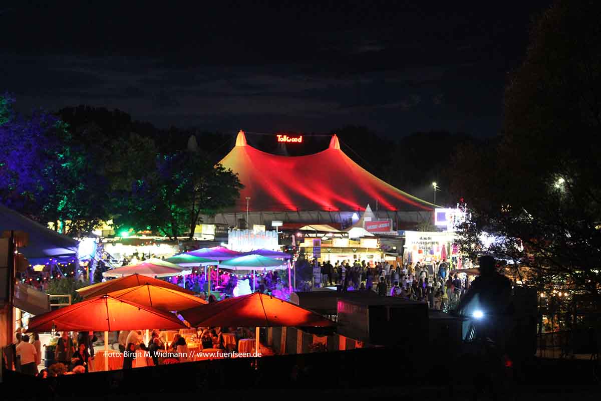 Tollwood Festival München bei Nacht