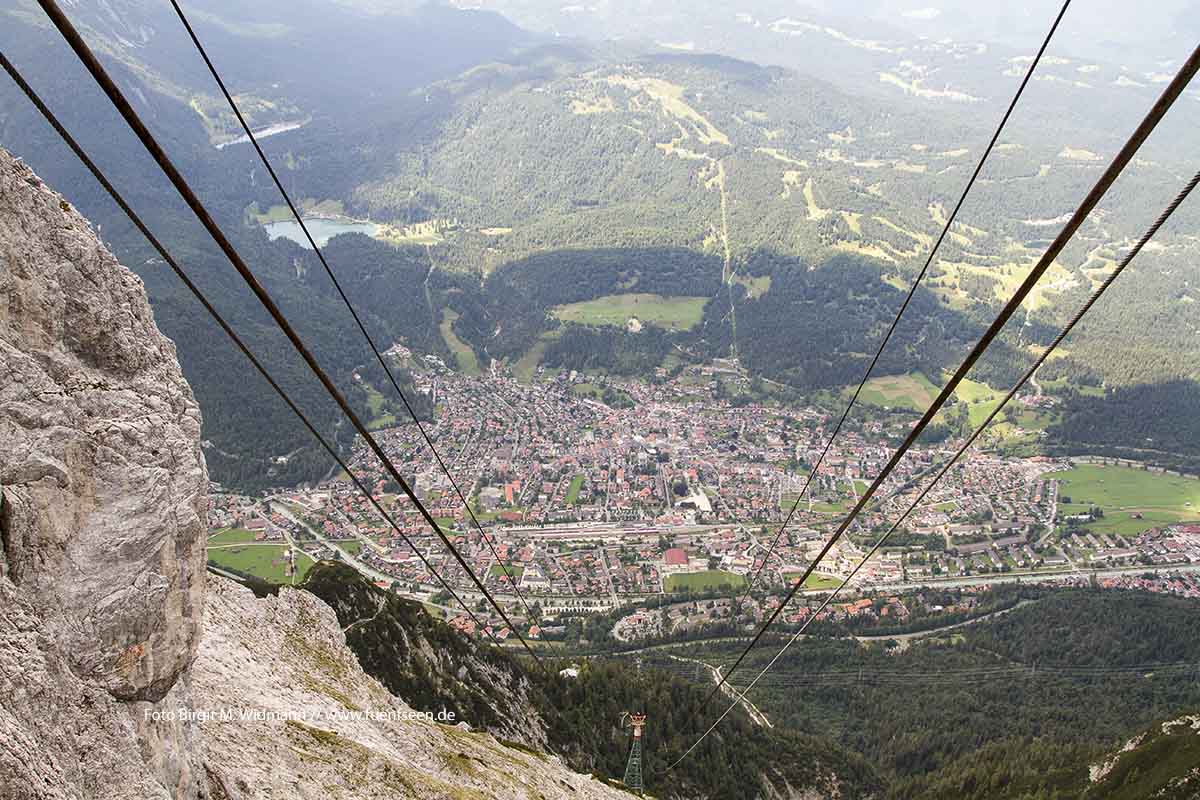 Blick von der Bergstation der Karwendelbahn auf Mittenwald