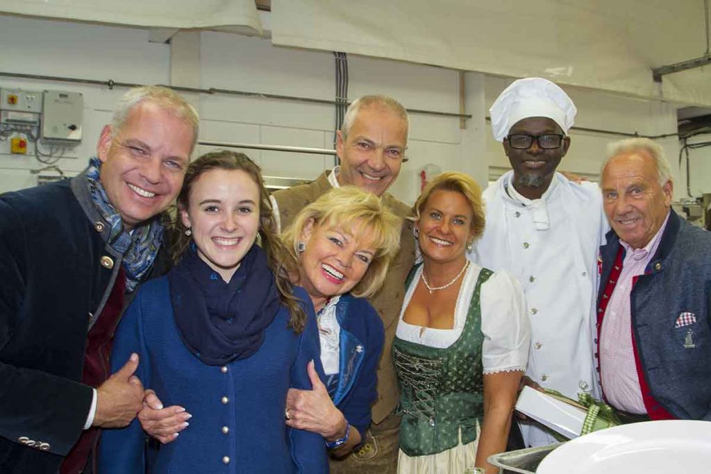 Geburtstag in der Küche im Hofbräu Festzelt. 