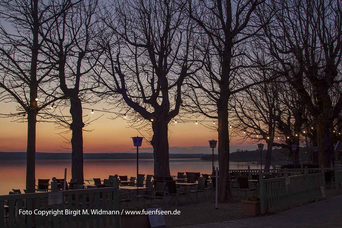 Ammersee Herrsching Strandpromenade in Herrsching am Amemrsee bei Sonnenuntergang