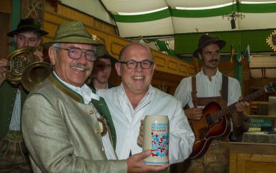 junge Chöre München mit neuer Leitung 5 Der Oktoberfestkrug wurde vorgestellt