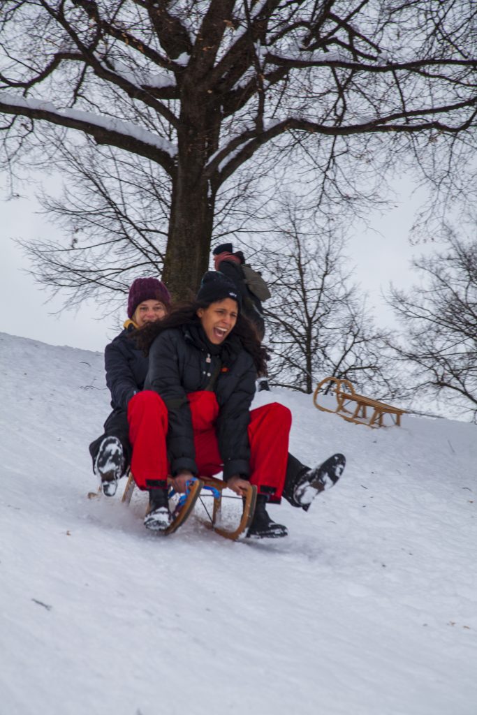 Winter in München Schlittenfahren