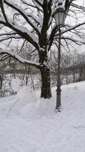 Schneemann blickt zur Bavaria