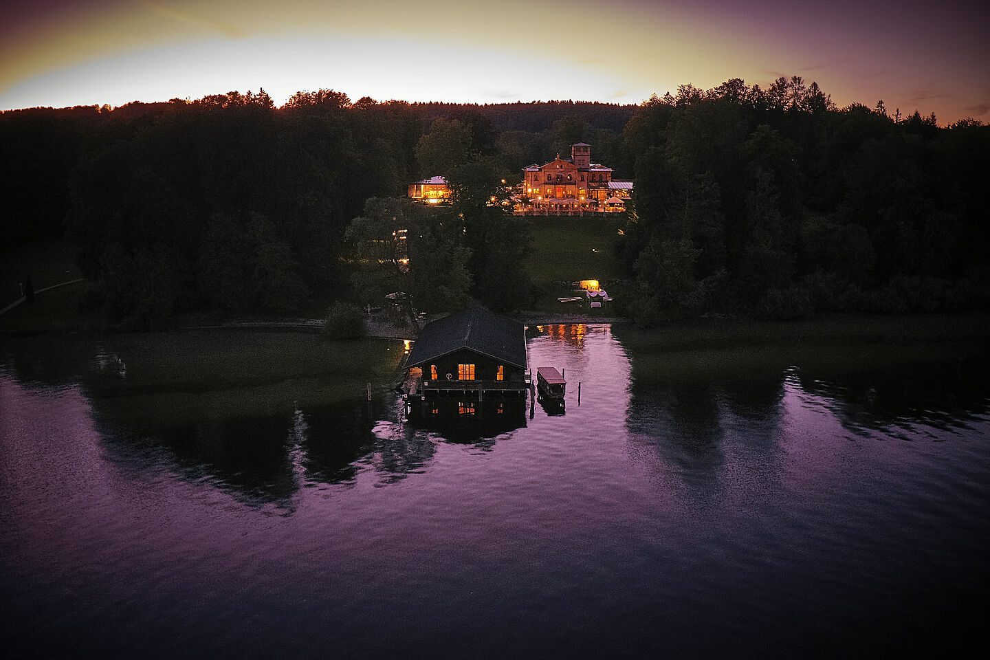 Sonnenuntergang über dem Gelände LA VILLA Starnberger See LA VILLA Eventlocation Starnberger See