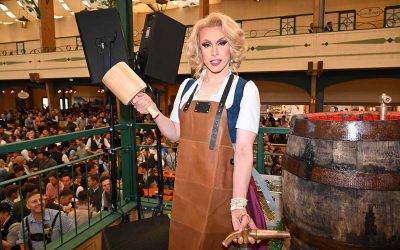 Travestiekünstler Dean Deville zapfte am ersten Wiesn-Sonntag in der Bräurosl an