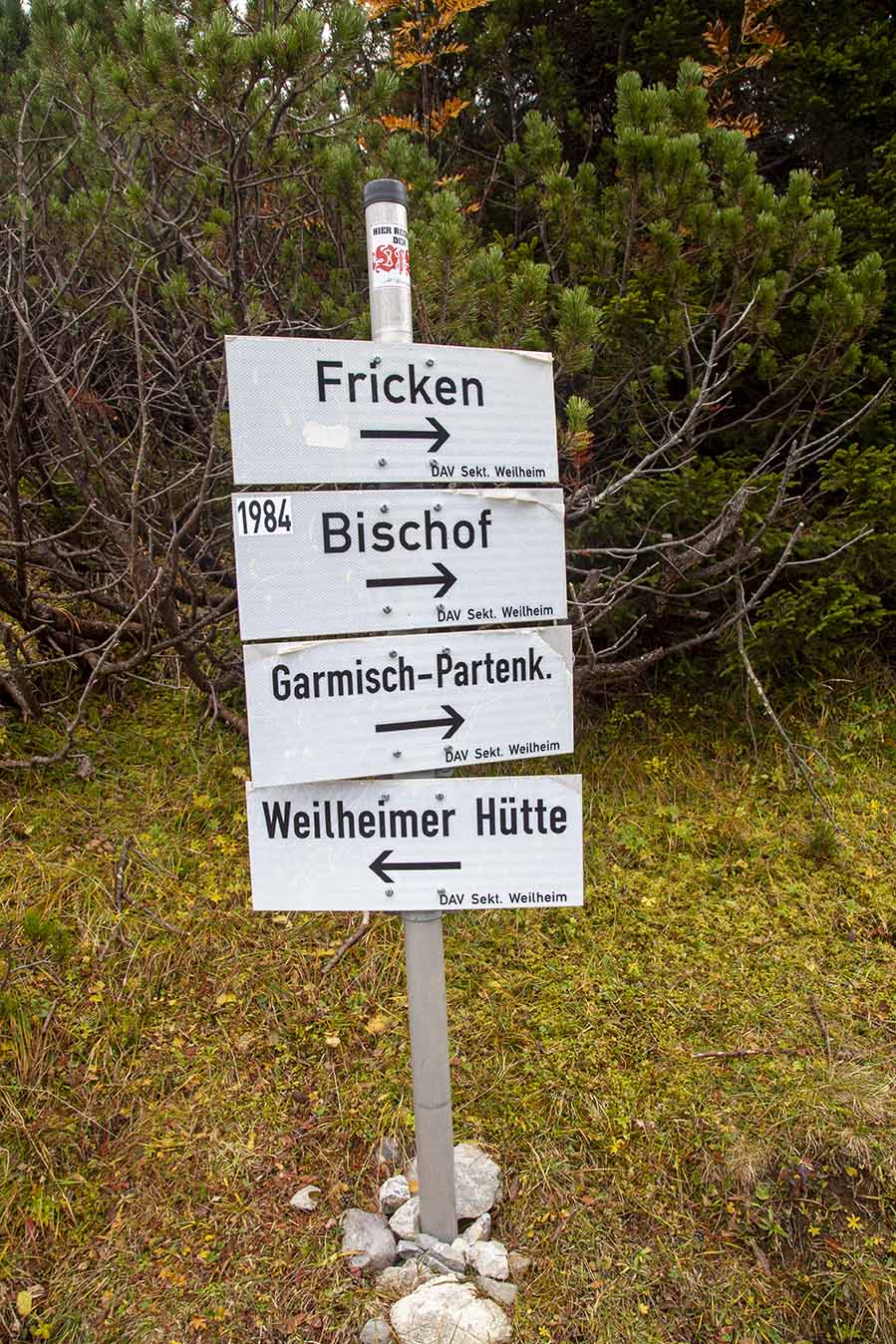 Wegweiser Fricken Bischof Garmisch Partenkirchen Weilheimer Hütte Wegweiser Fricken Bischof Garmisch Partenkirchen Weilheimer Hütte