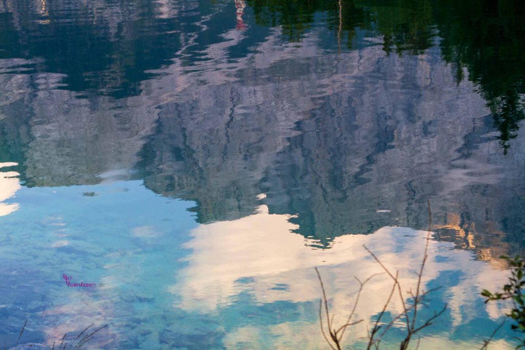 fuenfseen Süiegelung der Zugspitze ind er Wasseroberfläche des Eibsees, Werdenfelser Land, Bayern