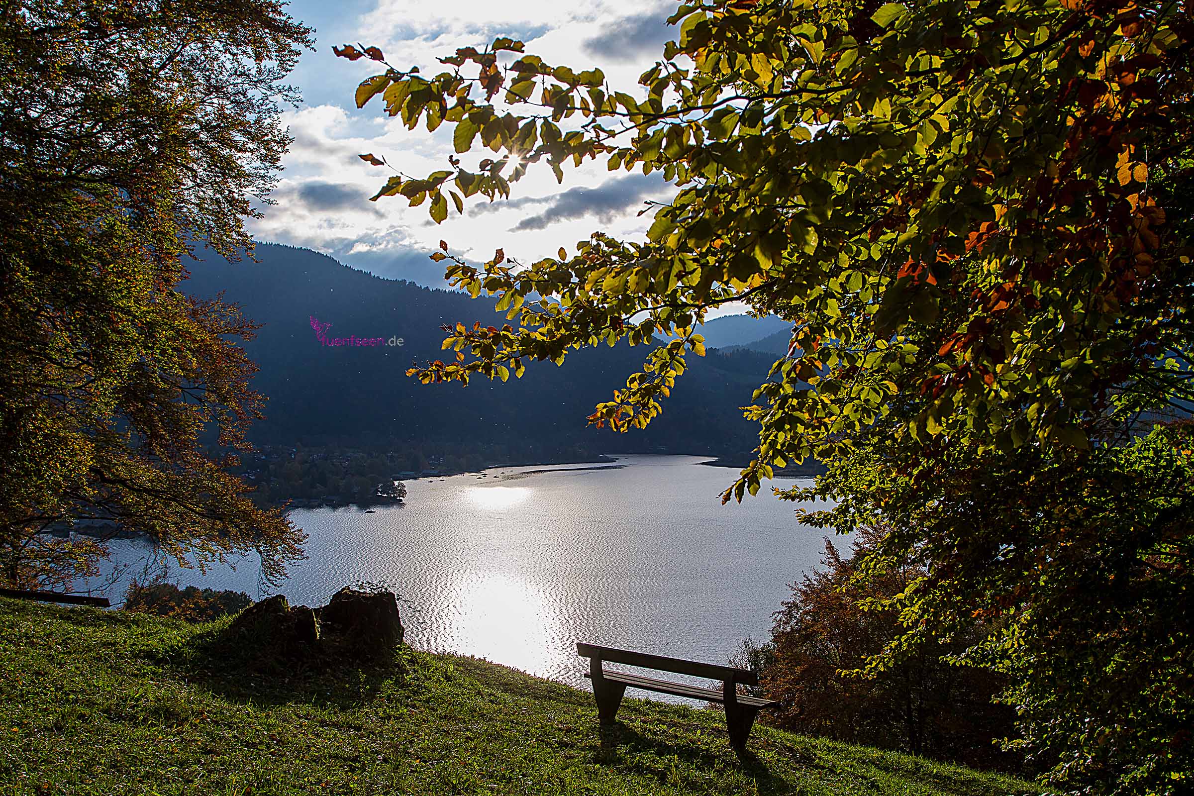 Tegernsee fuenfseen Tegernsee in Bayern Aussichtsplattform über dem See im Herbst Deutschland