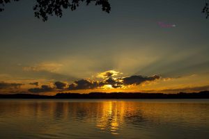 fuenfseen sonnenuntergang hinter wolken am wörthsee region starnbergammersee bayern