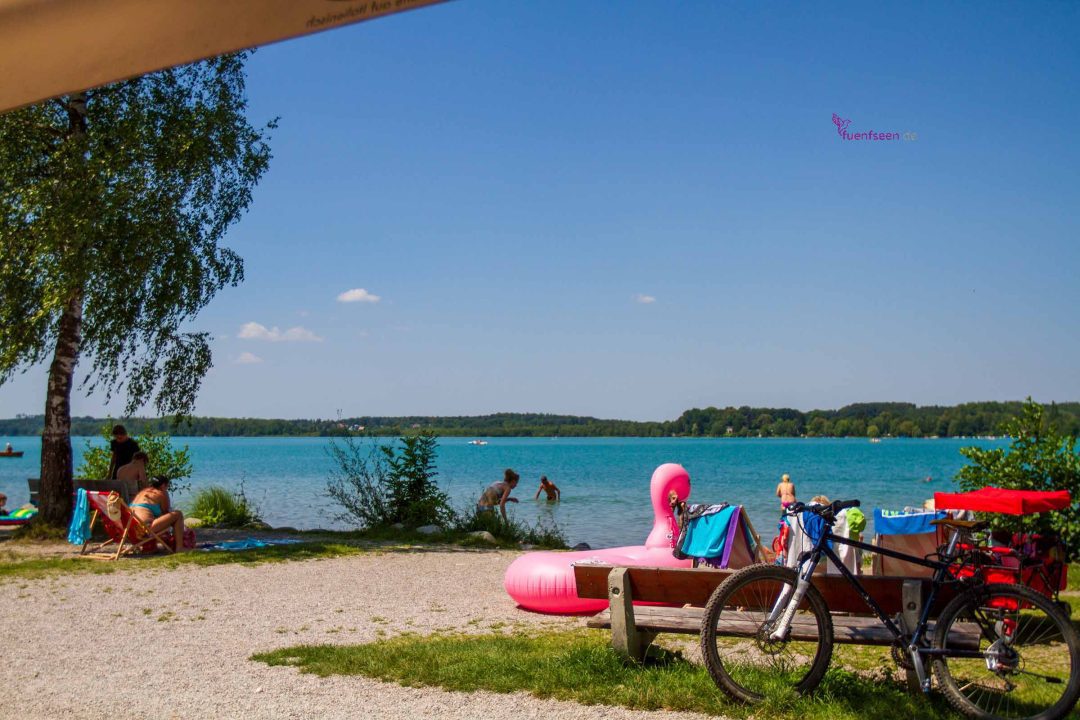 fuenfseen Badestrand am Wörthsee mit Luftmatratze und Fahrrad Region StarnbergAmmersee Bayern