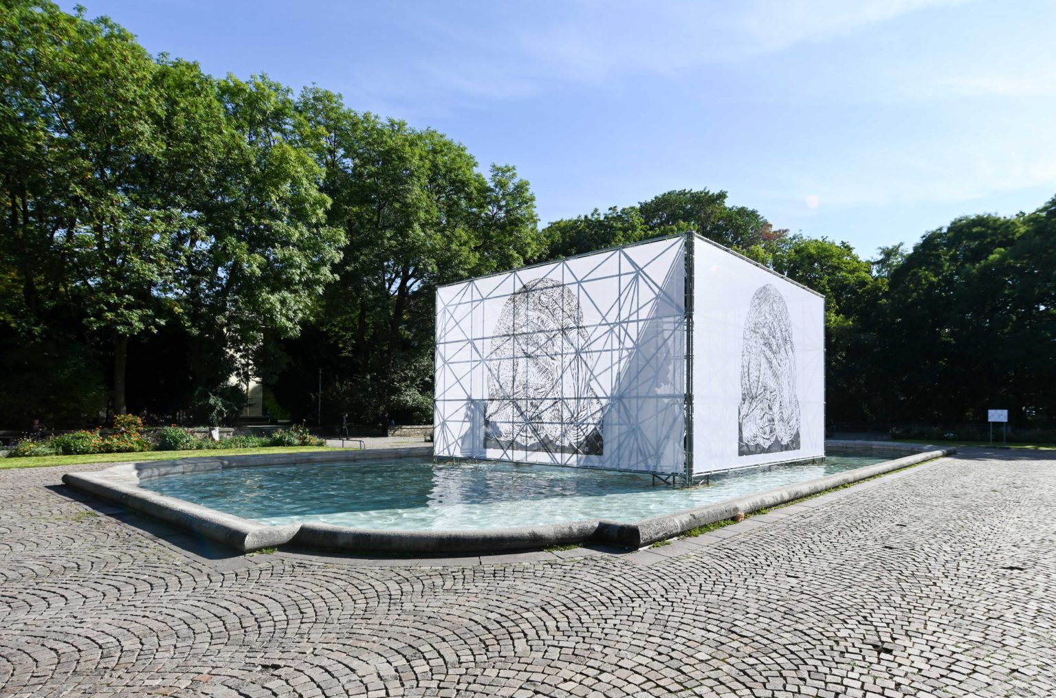 Die Kunstinstallation „Maria Luiko, Trauernde, 1938“ von Michaela Melián am Neptunbrunnen im Alten Botanischen Garten in München