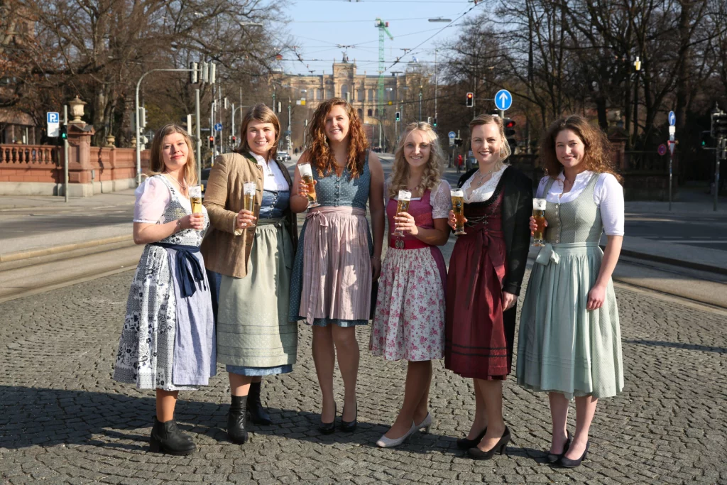 fuenfseen-KandidatinnenBierkoenigin-vlnr-anna-eberle-rosemarie-katharina-gams-alina-andraschko-gina-parzinger-anna-kathrin-ott-mona-sommer