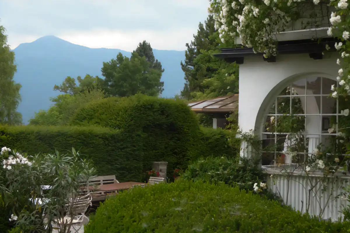 Galerie & Arthotel Am Eichholz Garten in Murnau am Staffelsee