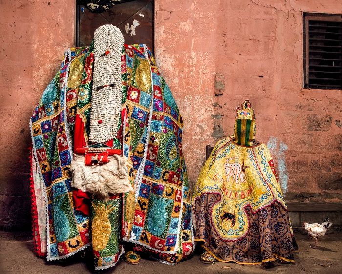 Abb. 1: Stéphan Gladieu, 2018, Egungun-Masken Elèlou [in Yoruba] oder Agbannon [in Fon] (links) und Adé (rechts), Cotonou, Gehöft von Gaston Aniambossou (Rep. Bénin), Fotografie – Fine Art Print © Stéphan Gladieu