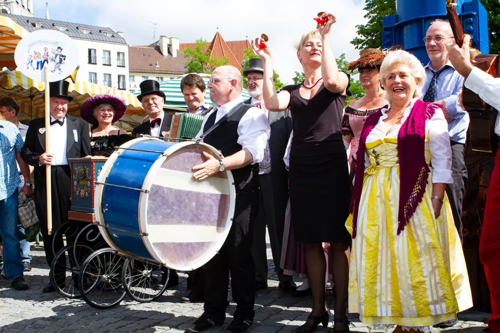 Brunnenfest Viktualienmarkt - die Musiker unterwegs