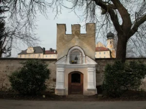 Wanderung rund um den Starnberger See - hier in Bernried an der Klostermauer